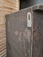 grutterskast, wandrek landelijk, houten wandkast, stoer wandrek, industrieel rek, landelijke woonaccessoires, aura peeperkorn stijl, hoffz stijl, keukenrek, wanddecoratie hout, opbergkast klein, decoratief wandrek, sober wonen