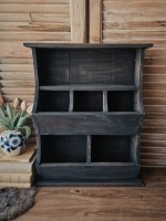 grutterskast, wandrek landelijk, houten wandkast, stoer wandrek, industrieel rek, landelijke woonaccessoires, aura peeperkorn stijl, hoffz stijl, keukenrek, wanddecoratie hout, opbergkast klein, decoratief wandrek, sober wonen