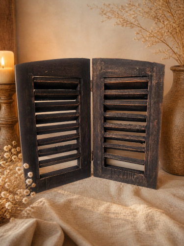 louvreluik, houten luik, landelijk interieur, industrieel wonen, stoer decoratie, sobere stijl, brocante woonaccessoires, houten shutters, decoratief luik, landelijke woonstijl, xl louvreluik, interieurdecoratie hout