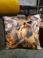 Velvet kussen "bloemen" oker achtergrond